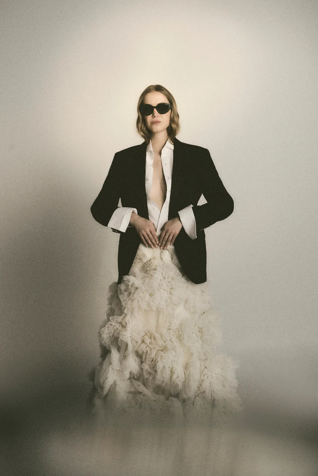 Eleonora Morales — blazer con falda de tul y gafas, vestido Jorge Palomares