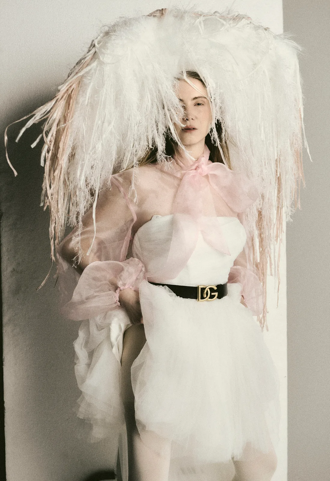 Eleonora Morales — vestido Lyenzo con velo de Oscar Reina y gafas Marc Jacobs