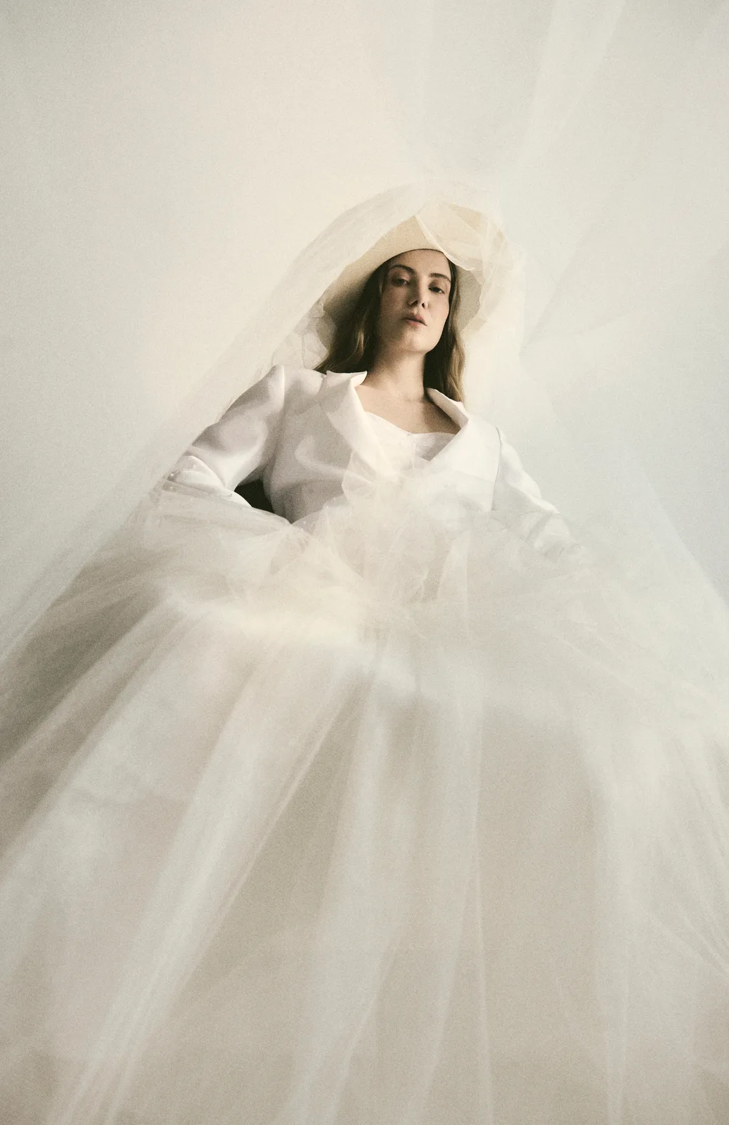 Eleonora Morales entre tul — sombrero Lina Osorio, falda Jorge Duque Novias