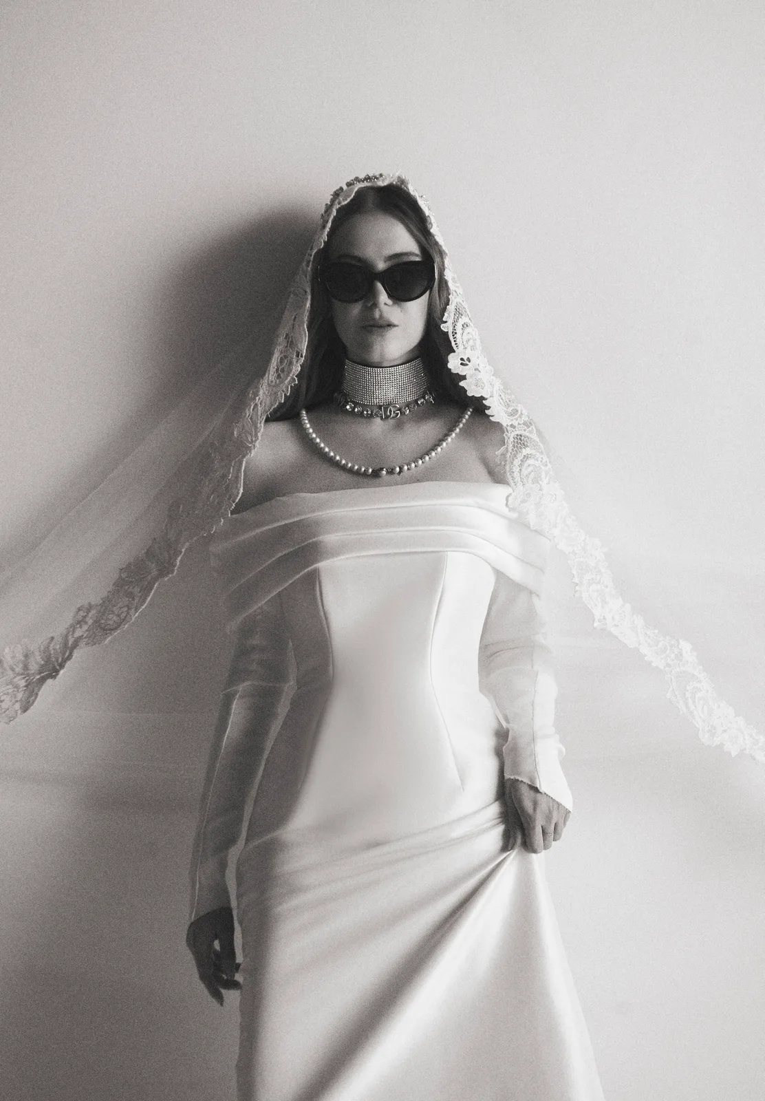 Eleonora Morales — mantilla de encaje, perlas y gafas Marc Jacobs