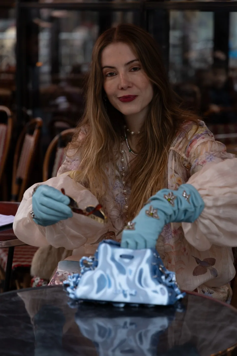 Parisienne by EM &mdash; Eleonora en una cafeter&iacute;a de Par&iacute;s